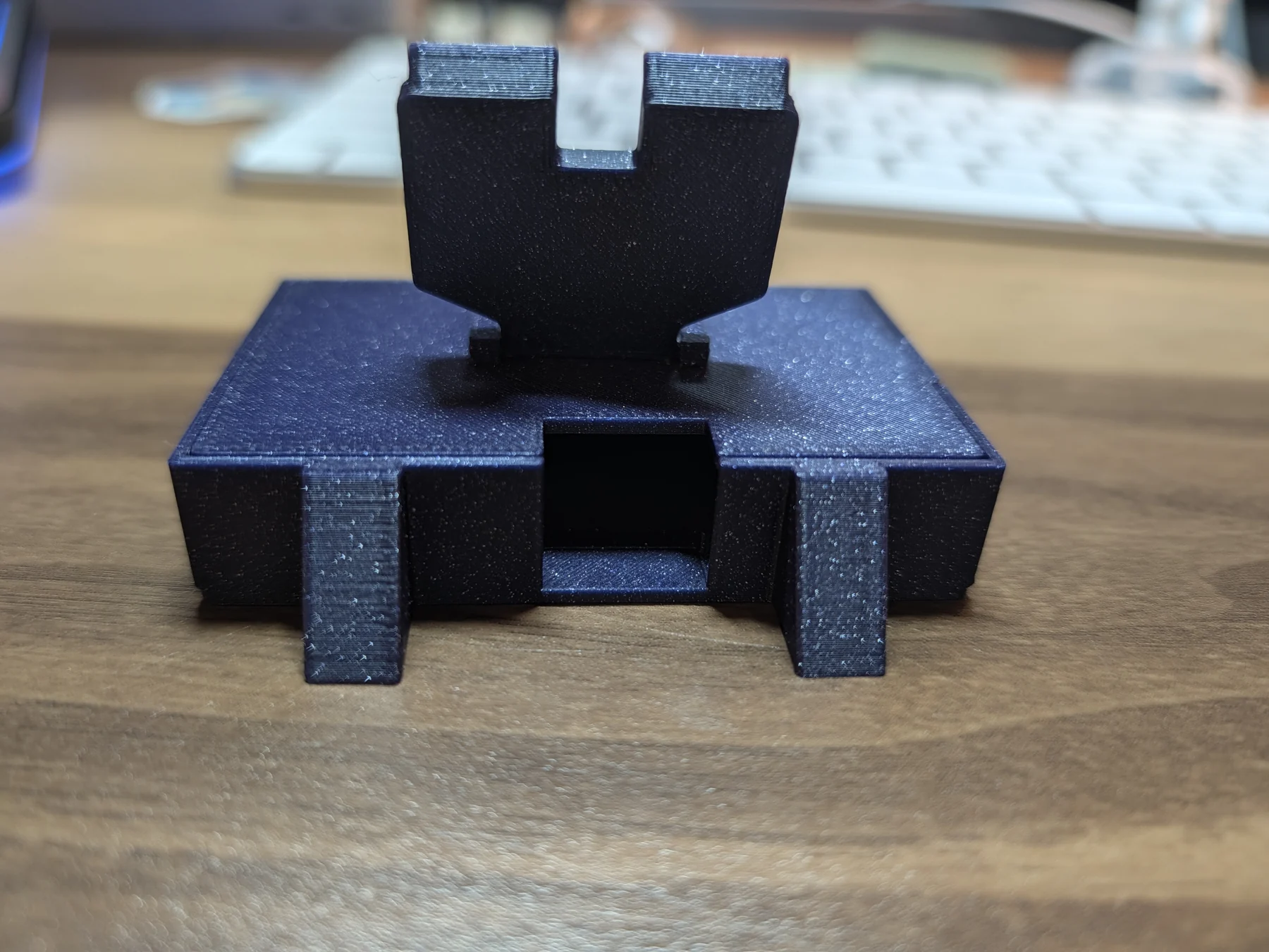 Rear view of V4 showing the removable leg and USB-C cable tunnel